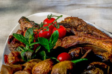 Taze, ev yapımı et şişleri, sebze ve baharatlı, barbekü soslu ve ketçaplı, yakın plan beyaz bir tabakta.