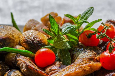 Taze, ev yapımı et şişleri, sebze ve baharatlı, barbekü soslu ve ketçaplı, yakın plan beyaz bir tabakta.