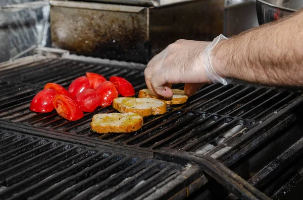 Kawałki Pomidorów Bagietki Grillowane Proces Gotowania Zbliżenie — Zdjęcie stockowe