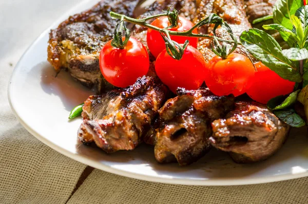 Frische Hausgemachte Rindfleischspieße Vom Grill Mit Gemüse Und Gewürzen Mit — Stockfoto