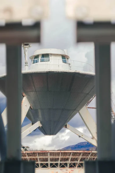 RATAN-600, yaklaşık 600 metre çapında yansıtıcı aynası olan dünyanın en büyük radyo teleskobudur. Karachay-Cêess Cumhuriyeti 'nin konumu. Sovyet merceğiyle çekilmiş Helios 44-2