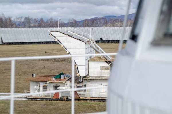 RATAN-600, yaklaşık 600 metre çapında yansıtıcı aynası olan dünyanın en büyük radyo teleskobudur. Karachay-Cêess Cumhuriyeti 'nin konumu. Sovyet merceğiyle çekilmiş Helios 44-2