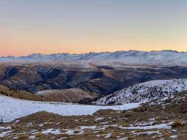 Gün batımında dağ yaylası, güzel eğimli gökyüzü. Rusya, Karachay-Çerkessia. Shajatmaz yaylası