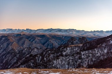 Gün batımında dağ yaylası, güzel eğimli gökyüzü. Rusya, Karachay-Çerkessia. Shajatmaz yaylası