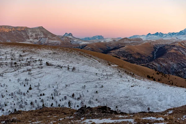 Gün batımında dağ yaylası, güzel eğimli gökyüzü. Rusya, Karachay-Çerkessia. Shajatmaz yaylası