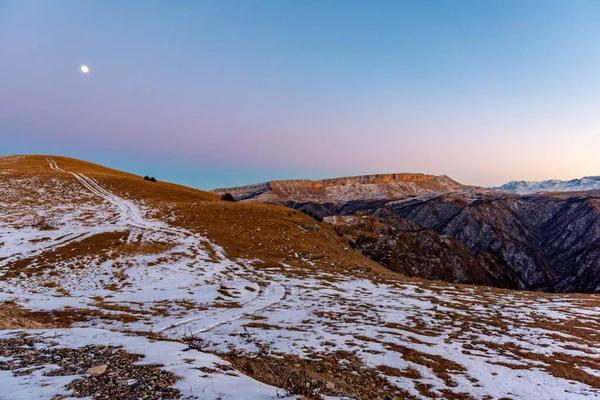Gün batımında dağ yaylası, güzel eğimli gökyüzü. Rusya, Karachay-Çerkessia. Shajatmaz yaylası
