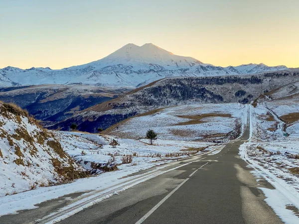 Gün batımında Elbrus Zamoy Dağı 'na giden yol. Rusya, Dzhily-Su
