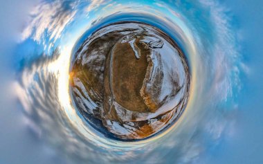 Günbatımında kar altında Panorama 360 sıradağları. İnanılmaz küçük gezegen.