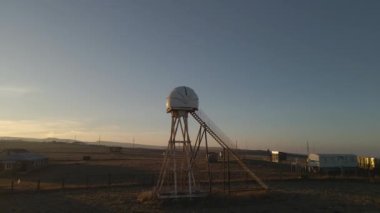 Gün batımında Elbrus dağlarında eski bir teleskop. Konum Kuzey Kafkasya. - Rusya. Drone videosu.