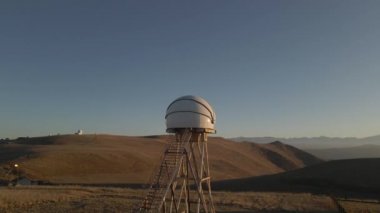Gün batımında Elbrus dağlarında eski bir teleskop. Konum Kuzey Kafkasya. - Rusya. Drone videosu.