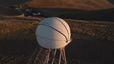 Gün batımında Elbrus dağlarında eski bir teleskop. Konum Kuzey Kafkasya. - Rusya. Drone videosu.