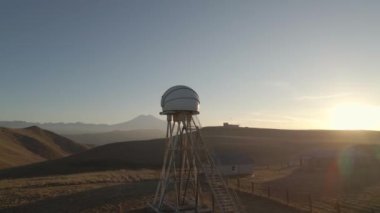 Gün batımında Elbrus dağlarında eski bir teleskop. Konum Kuzey Kafkasya. - Rusya. Drone videosu.