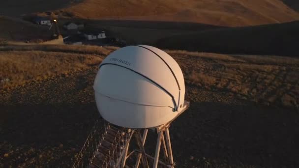 日落时在Elbrus山上的老望远镜 北高加索位置 俄罗斯 Drone视频 — 图库视频影像