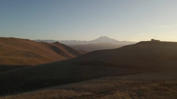 Elbrus Vid Solnedgången Plats Norra Kaukasus Ryssland Drönarvideo — Stockvideo