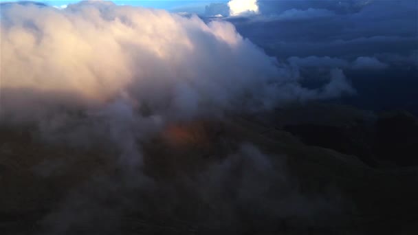 Drone Beelden Boven Wolken Enorme Pluizige Wolken Bij Zonsondergang Hooglanden — Stockvideo