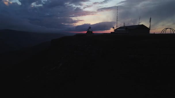 望遠鏡を背景に山間部の夕暮れ時にドローンから撮影 カラフルな山の風景 所在地 北コーカサス エルブロス — ストック動画