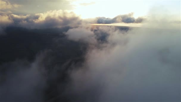 云层上方的无人机画面落日时分 高原上巨大的蓬松的云彩 — 图库视频影像