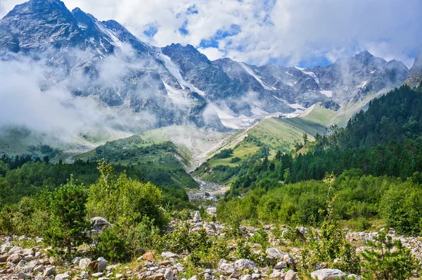 Vedute delle catene montuose tra le nuvole . — Foto Stock