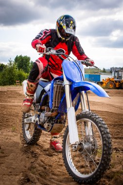 motosiklet üzerinde oturan binici