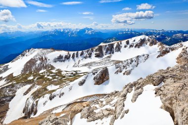 Panoramik dağ aralıkları ve bulutlar üzerinde kuş uçuş yükseklikten.