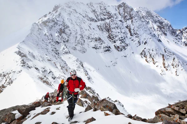 Grupo de montañistas ascienden a la montaña utilizando la cuerda en un — Foto de Stock