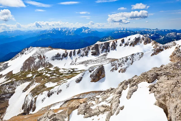 Vista panorámica desde la altura del vuelo de las aves sobre las cadenas montañosas y las nubes . — Foto de Stock