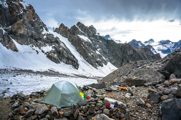 A lonely camp in the high snowy moutains — Stock Photo, Image