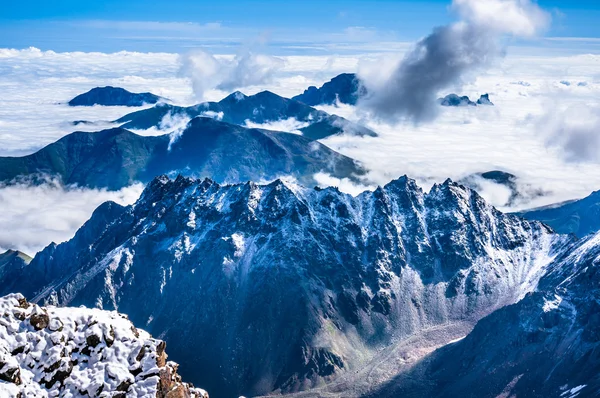 De bergen boven de wolken — Stockfoto