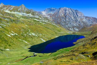 Kyafar Gölü - en büyük vadi, panoramik manzaralı Kafkasya dağlarında.