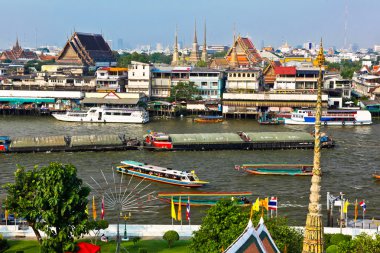 Chao Phraya Nehri'nin ve tapınak Wat Phra Kaew Bangkok merkezinde Wat Arun dan göster,