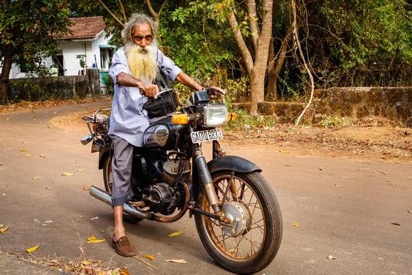 Bir motosiklet üzerinde yaşlı bir hindu