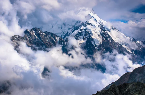 Una montaña en las nubes —  Fotos de Stock