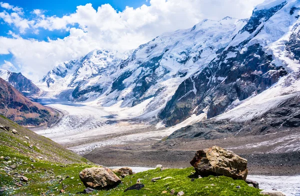 De grote besneeuwde bergen en gletcher hieronder bekijken — Stockfoto