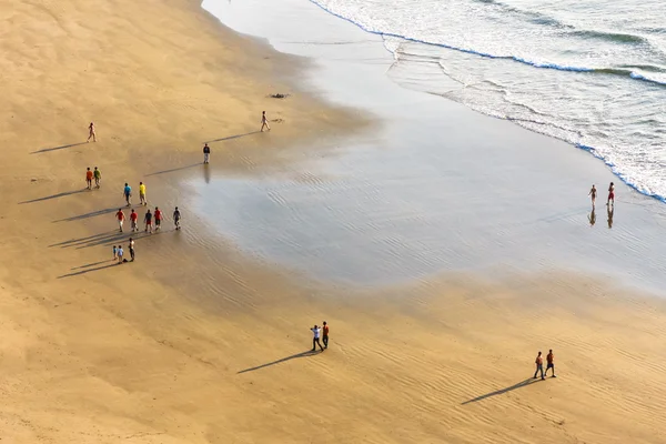 People walk along the beach in the summer day — Stock Photo, Image