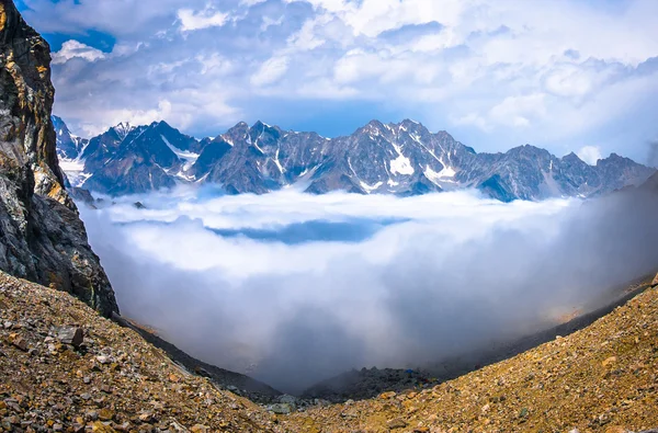 Vysoko v horách nad mraky — Stock fotografie