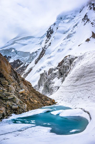 Lago glaciar en las montañas — Foto de Stock