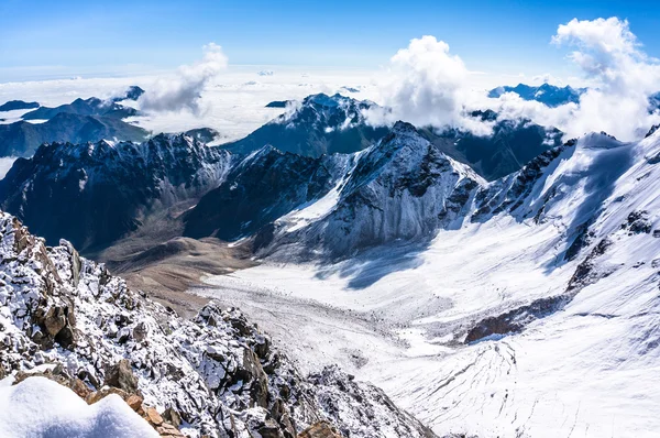 Uitzicht vanaf de kikvors over de bergen en wolken — Stockfoto