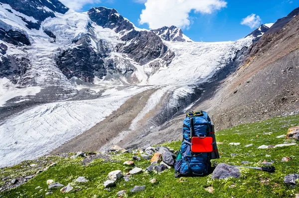 Dağlar bir arka plan üzerinde büyük sırt çantası — Stok fotoğraf