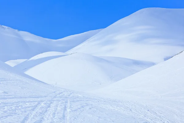 Paisagem de inverno com grandes dunas nevadas — Fotografia de Stock