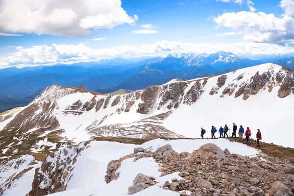 Dağlarda trekking turist bir grup — Stok fotoğraf