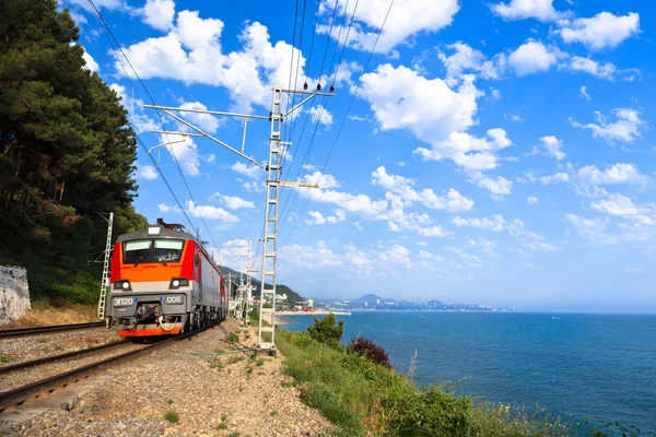 Kıyı kırmızı bir tren gider