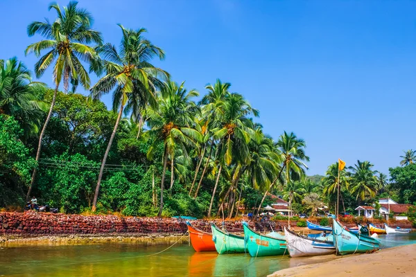 Barche sulla riva del fiume — Foto Stock