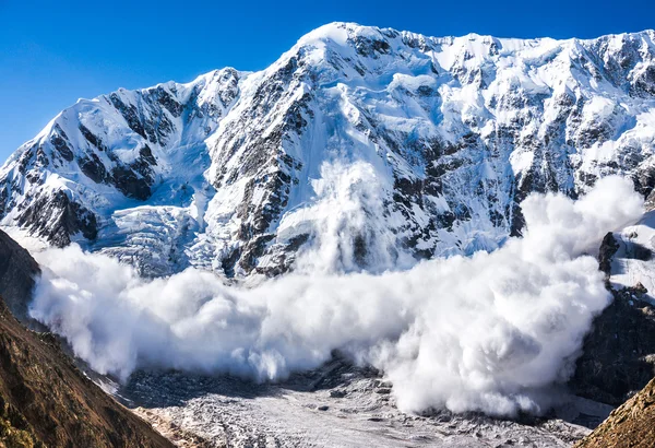 El poder de la naturaleza. Avalancha en el Cáucaso — Foto de Stock