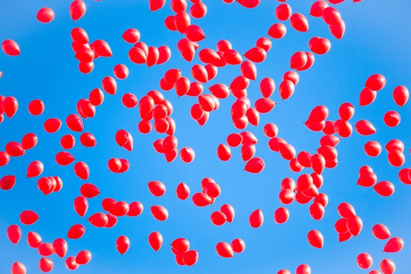 Kırmızı aalloons tatil blu gökyüzünde uçan