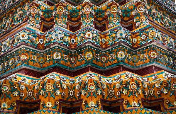 Keramische decoratieve elementen van een boeddhistische tempel — Stockfoto