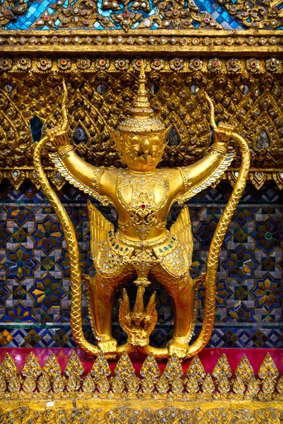 Garuda och Naga-symbolisk skulptur av den hinduiska och buddhistiska traditionen — Stockfoto