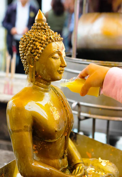 Banhar o Buda, tradição no templo tailandês — Fotografia de Stock