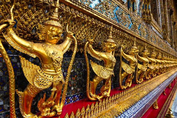 Garuda e Naga - escultura simbólica da tradição hindu e budista — Fotografia de Stock