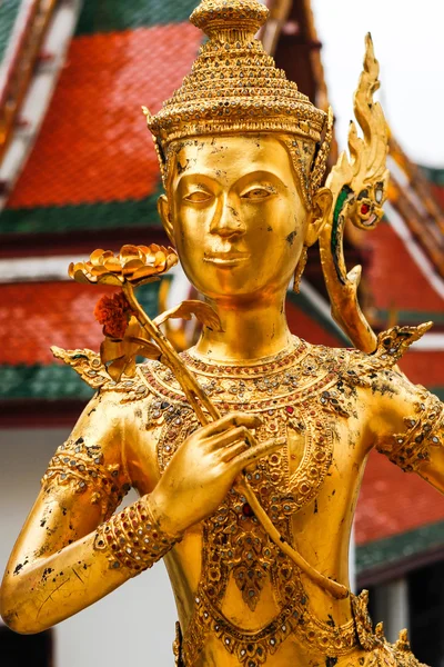 Estatua de un kinnara en el templo de Wat Phra Kaew, Bangkok, Tailandia —  Fotos de Stock