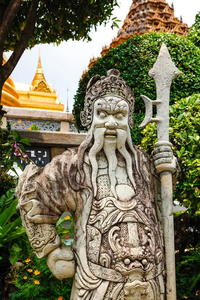 Stone standbeeld in Wat Phra Kaew Tempel, Bangkok, Thailand — Stockfoto